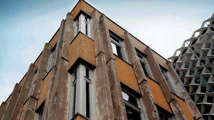 Zankapfel Fachhochschule. Das aus DDR-Zeiten stammende Gebäude soll abgerissen werden, sobald die Fachhochschule Ende 2017 ausgezogen ist. Die Stadt will die Grundstücke verkaufen und die historische Baustruktur dort wiederherstellen.