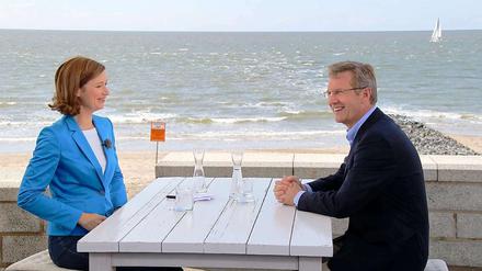 Talk am Strand. Bundespräsident Wulff zu Gast beim ZDF-Sommerinterview mit Bettina Schausten auf der Nordseeinsel Norderney..