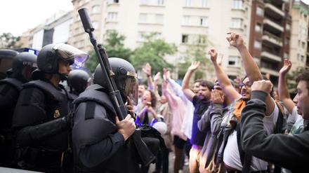 Einsatzkräfte der Guardia Civil treffen vor einer Schule in Barcelona auf Unterstützer des Referendums.