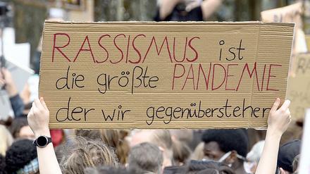 Plakat gegen Rassismus bei einer Demonstration in Berlin