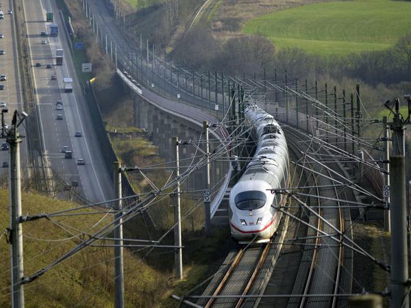 Das Konjunkturpaket hilft auch der Deutschen Bahn: Hier ein ICE 3 auf der Hochgeschwindigkeitsstrecke Frankfurt - Köln.