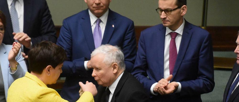 Mateusz Morawiecki (rechts) soll als Nachfolger von Beata Szydlo (links) Polens neuer Regierungschef der PiS-Partei von Jaroslaw Kaczynski (Mitte) werden. 