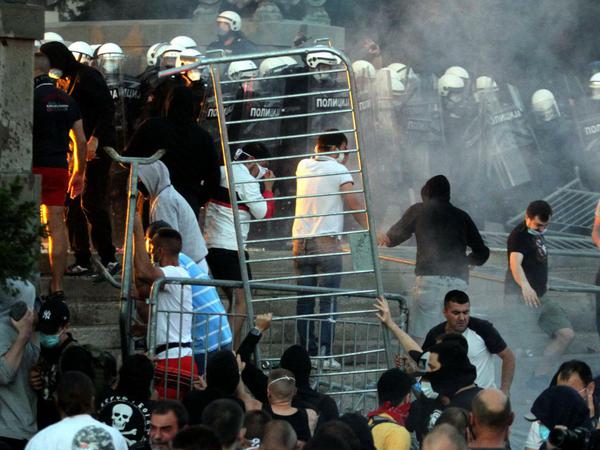 Zusammenstöße zwischen Polizisten und Demonstranten in Belgrad. 