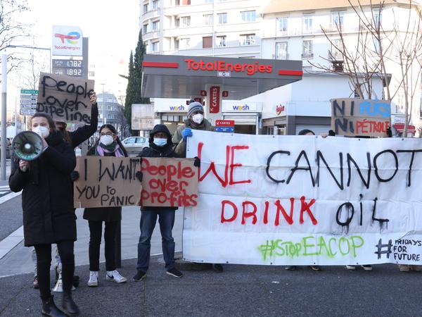 Protest gegen den Bau einer riesigen Öl-Pipeline durch Afrika: „Wir können kein Öl trinken“ (We cannot drink oil) heißt es auf den Fridays for Future-Plakaten.