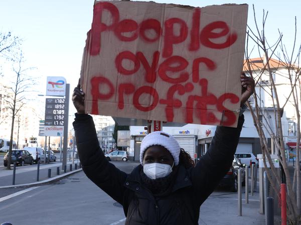 Die Klimaaktivistin Evelyn Acham aus Uganda bei ihrem Protest in der französischen Stadt Grenoble.