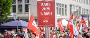 Arbeitnehmer und Gewerkschafter demonstrieren in Nürnberg. Dort hielt der Deutsche Gewerkschaftsbund (DGB) seine Hauptkundgebung in Nürnberg ab.