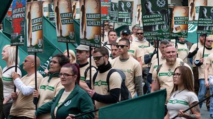 Brauner Aufmarsch. Rund 500 Mitglieder der Neonazi-Partei "Der III. Weg" zogen am 1. Mai 2019 durch Plauen. Die Inszenierung erinnerte an Paraden der NSDAP