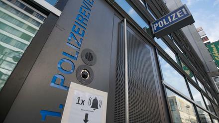 Der Eingang des 1. Polizeireviers auf der Zeil in Frankfurt/Main.