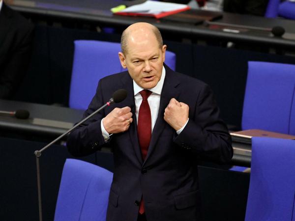 Kämpferisch - und mit "Schönen Dank für die Frage": Kanzler Olaf Scholz im Bundestag