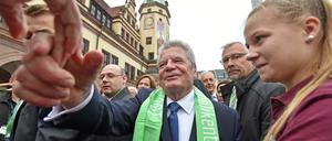 Bundespräsident Joachim Gauck geht am 25.05.2016 nach der Eröffnung des 100. Katholikentages durch die Menschenmenge auf dem Marktplatz in Leipzig (Sachsen). 