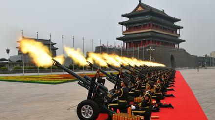 Salut aus Kanonen. Mit ihren Atomraketen ist China schon viel weiter als bei diesem Zeremoniell zum 100. Jubiläum der Kommunistischen Partei auf dem Pekinger Tiananmen-Platz.