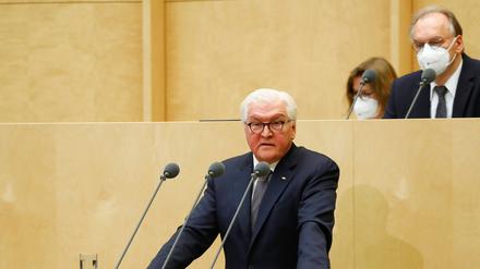 Bundespräsident Frank-Walter Steinmeier redet im Bundesrat. Hinter ihm Bundesratspräsident Reiner Haseloff.