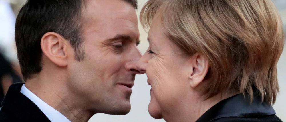 Der französische Präsident Emmanuel Macron begrüßt Kanzlerin Angela Merkel am 11. November 2018 in Paris. 