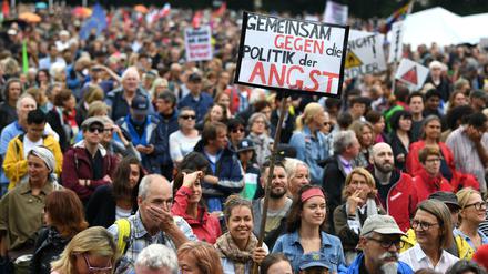 Menschen nehmen an der Demonstration "#ausgehetzt - Gemeinsam gegen die Politik der Angst" am Königsplatz in München teil.