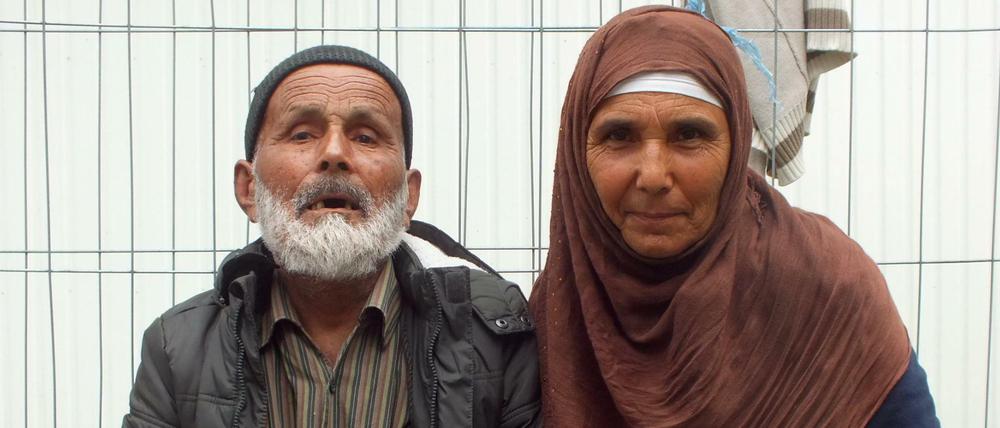Der 110-jährige blinde und taube Flüchtling aus Afghanistan mit seiner 60-jährige Tochter.