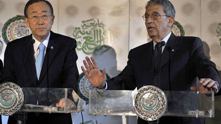 Sprachen über die Bedeutung der UN-Resolution 1973: UN-Generalsekretär Ban Ki Moon und der Generalsekretär der Arabischen Liga Amr Mussa.