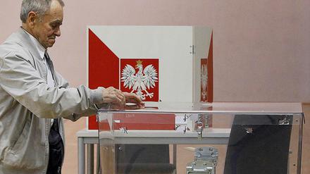 Ein Mann bei der Abstimmung in Polen.