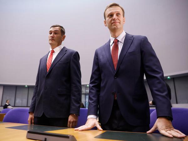 Alexej Nawalny (rechts) und sein Bruder Oleg nach dessen Freilassung 2018.