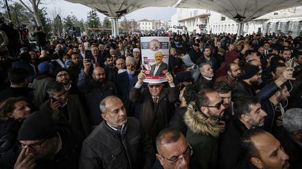 Mitglieder der arabisch-türkischen Medienvereinigung und Freunde nehmen am 16. November an Trauergebeten für den ermordeten Journalisten Jamal Khashoggi teil.