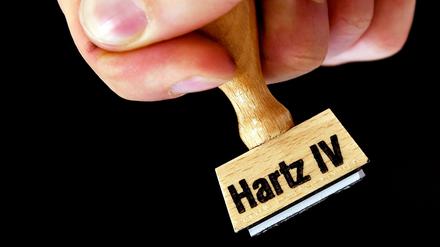 Karlsruhe entscheidet am Dienstag, ob Leistungskürzungen bei Hartz IV rechtens sind.