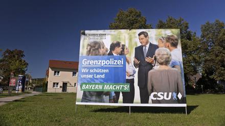Ein Wahlplakat der CSU mit Markus Söder als Kandidat steht in Mindelheim (Unterallgäu). 1