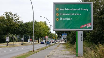 Auch die AfD betreibt eine Schmutzkampagne. Wahlwerbung in Wolfsburg gegen die Grünen.