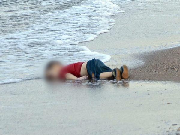 Sinnbild des Flüchtlingsleids. Der syrische Junge Aylan Kurdi tot am Meeresufer, 2015.
