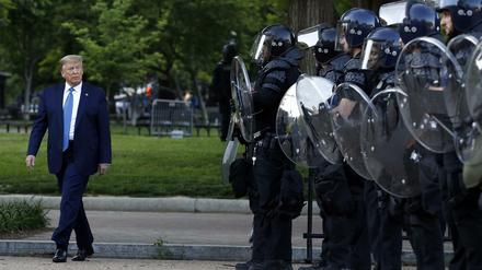 Donald Trump geht im Lafayette Park an Polizisten vorbei, nachdem er die St. John's Episcopal Church besuchte.