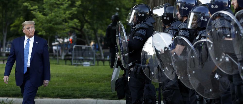 Donald Trump geht im Lafayette Park an Polizisten vorbei, nachdem er die St. John's Episcopal Church besuchte.
