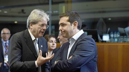 Italien Außenminister Paolo Gentiloni im Gespräch mit dem griechischen Premier Alexis Tsipras 