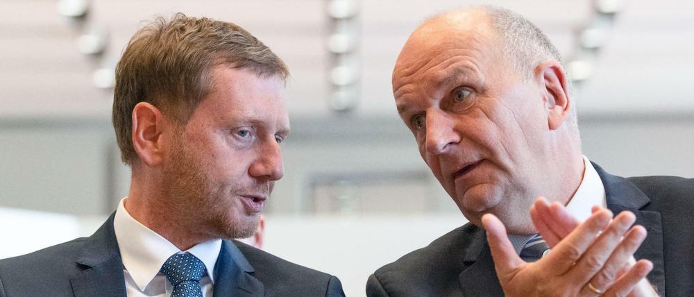 Der Ministerpräsident von Sachsen, Michael Kretschmer (CDU), und der Ministerpräsident von Brandenburg, Dietmar Woidke (SPD). 