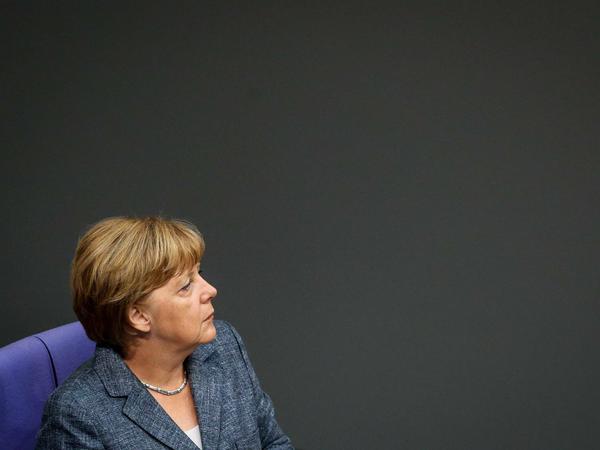 Angela Merkel ließ Ausschreitungen veurteilen.