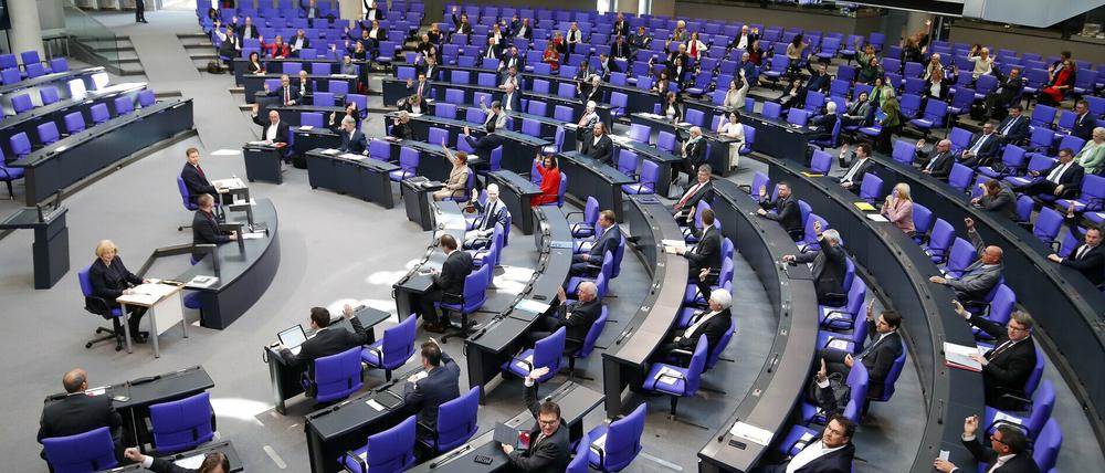 Abstimmung per Hand, in der 154. Sitzung Deutscher Bundestag im Reichstag in Berlin, Thema: staatliche Hilfen in der Corona-Krise.
