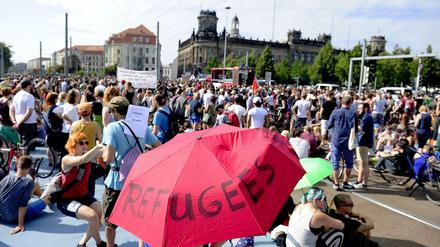 Tausende demonstrierten in Dresden am Samstag für Flüchtlinge