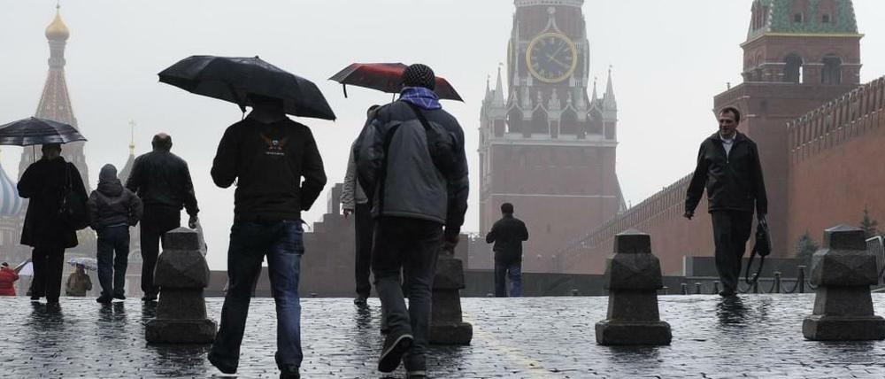 Spaziergänger auf dem Roten Platz in Moskau.