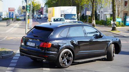 Die Mehrheit der Menschen in deutschen Ballungszentren will sie nicht in der Innenstadt sehen: SUVs, hier ein Bentley in Berlin.