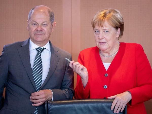 Der neue Bundeskanzler Olaf Scholz (SPD) und seine Vorgängerin Angela Merkel (CDU).