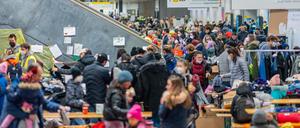 Gewaltiger Andrang. Flüchtlinge aus der Ukraine werden im Berliner Hauptbahnhof versorgt. Es kommen vor allem Frauen, Kinder und ältere Menschen.