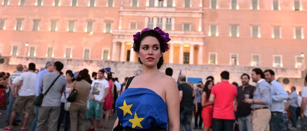 Bleibt Griechenland doch im Euroraum? Offenbar soll es nach Meinung dieser Demonstrantin vor dem griechischen Parlament so kommen. 