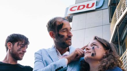 Aktivisten des "Zentrum für politische Schönheit" vor CSU-Landeszentrale.