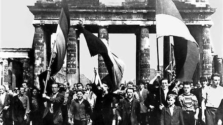 Ost-Berliner Arbeiter am 17. Juni 1953 am Brandenburger Tor