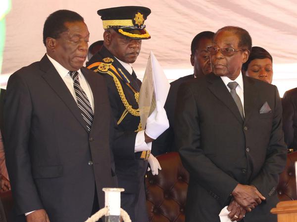 Präsident Robert Mugabe (rechts) und sein Vize Emmerson Mnangagwa am 1. November, fünf Tage, bevor Mugabe ihn feuerte.