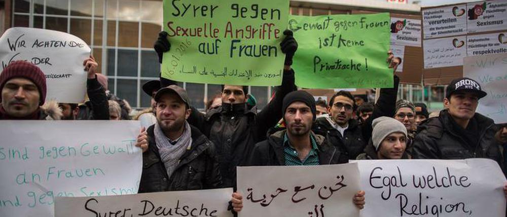 Gewalt und Sexismus haben nichts mit Herkunft, Religion und Kultur zu tun. Vor dem Kölner Hauptbahnhof demonstrieren syrische Flüchtlinge: "Nein zu den Übergriffen von Köln!"