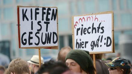"Kiffen ist gesund" - Plakate werden in Berlin bei der 18. Hanfparade hoch gehalten (Archivbild).