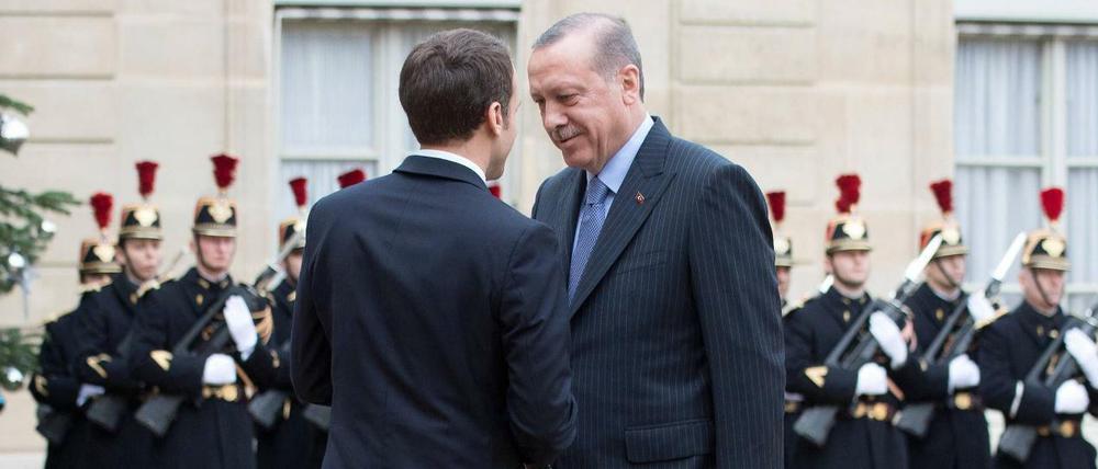Mittelsmann der EU: Frankreichs Präsident Emmanuel Macron spricht mit seinem türkischen Kollegen Recep Tayyip Erdogan.