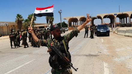 Pose der Macht. Ein Regierungssoldat feiert den Vormarsch in der syrischen Rebellen-Provinz Daraa.