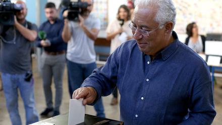 Parlamentswahlen in Portugal: Premierminister Antonio Costa gibt seine Stimme ab. 
