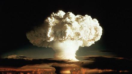 Die gewaltige Atompilzwolke der ersten Wasserstoffbomboe "Ivy Mike", die 1952 auf einem Atoll im Pazifischen Ozean gezündet worden ist.