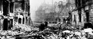 Als der Krieg nach Deutschland zurückkam, den die Deutschen begonnen hatten: Straße nach einem Bombenangriff in Berlin 1945.