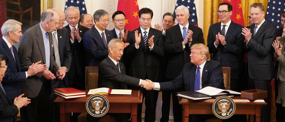Nach der Unterzeichnung: US-Präsident Donald Trump und der chinesische Vize-Regierungschef Liu He. 